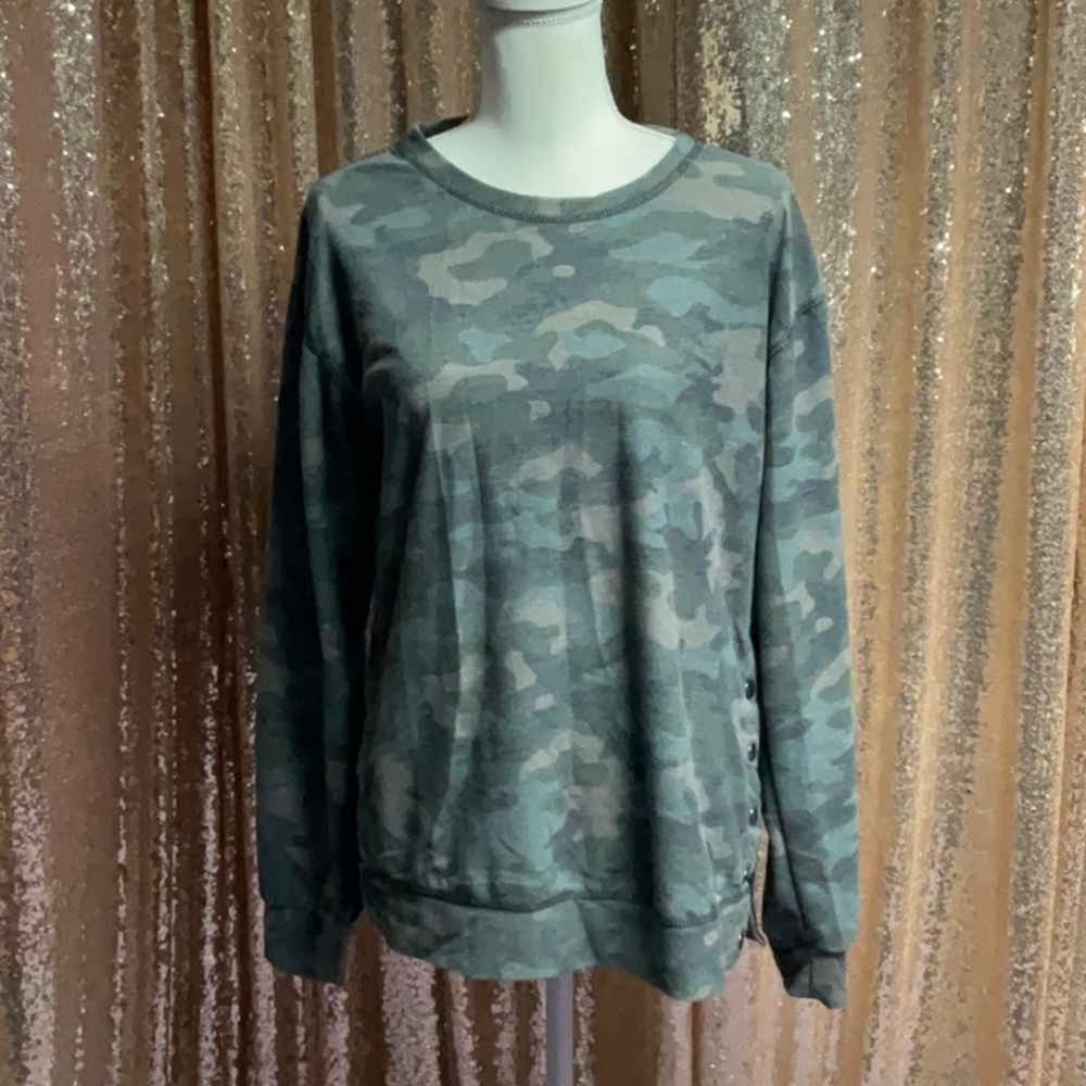 Camo Side Snaps Weekender Top - Picture 3 of 12